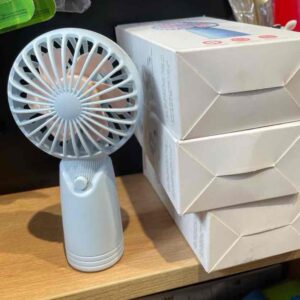 068ffd1d-40e2-467e-aaa4-bedb54f378ca.jpg Вентилятор ручний Міні акумуляторний з підставкою 1 режим YU227