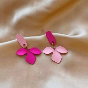 06d9aa03-d370-4ad8-8fb1-7ce50e785923.jpg Сережки асиметричні "Квіти" фуксія/рожеві (10717)