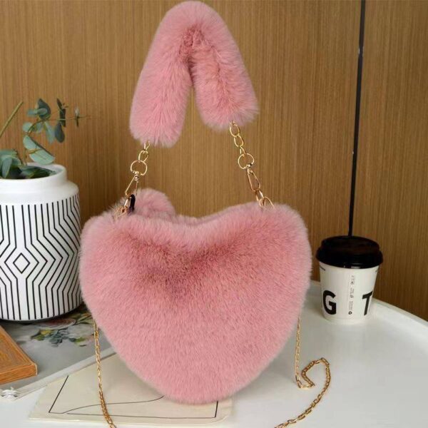 Сумочка плюшева/ екохутро "Серце" на ланцюжку рожева пудрова