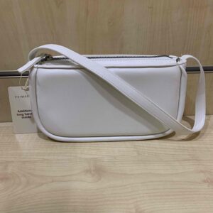 0ea90f56-edb5-4978-907c-8b94cfb58824.jpg Сумочка подовгаста з м'яким бортиком Primark біла