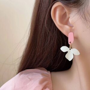 14dea62e-5579-4fb4-9d35-657caa946b86.jpg Сережки асиметричні "Квіти" рожеві/білі (10719)