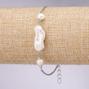 Браслет з бароковими перлами на срібному ланцюжку d-15х10 мм