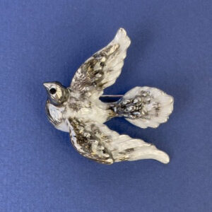 19ebf9d4-ac94-4bf1-bb2b-19daba6ceb0f.jpg Брошка "Голуб" сіра емаль сріблястий метал d-40х45 мм