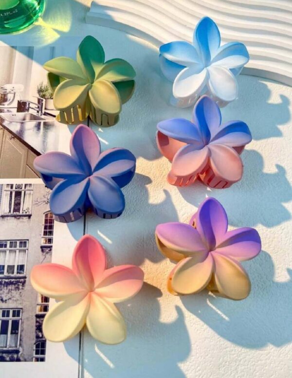 Заколка-краб для волосся «Тропічна квітка» M (6 см) матова мікс 1 шт