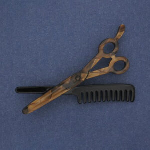 21c34881-9390-41ce-aab4-0aa5a816466b.jpg Брошка "Ножиці з гребінцем" акрил сріблястий метал 70х44 мм