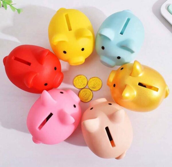 Скарбничка пластикова "Порося" 8*10*9 см мікс кольорів