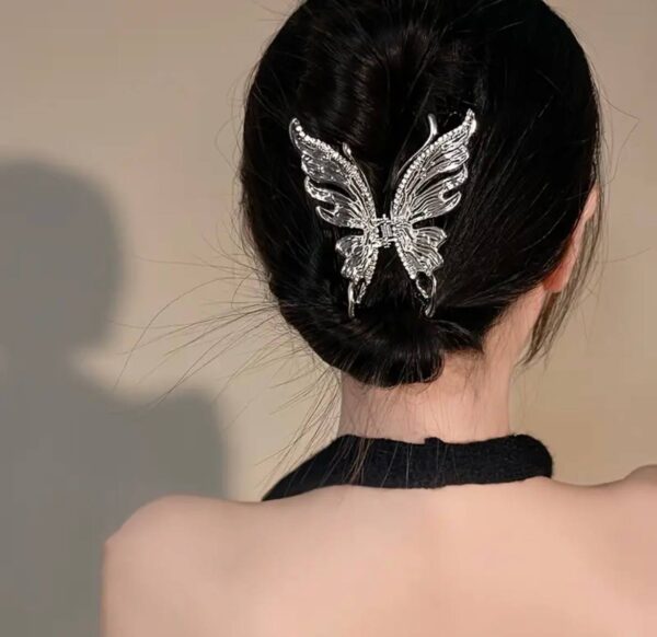 Заколка-краб для волосся "Метелик" великий зі стразами срібний 8,5 см