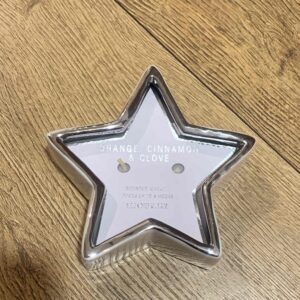 298ba8bf-c10b-43a0-8cbe-6965da92ec0e.jpg Ароматична свічка Primark "Зірка" в кераміці 2 фітіля 110g (8 годин)