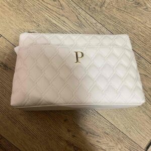 2b3033fd-23af-4daf-8b37-b798329c0311.jpg Косметичка-клатч "Буква" Primark з еко-шкіри стьобана молочна