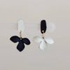 Сережки асиметричні "Квіти" чорні/білі (10720)