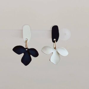 2c1ac7d9-ee9f-4dd1-a736-5776cd95d15c.jpg Сережки асиметричні "Квіти" чорні/білі (10720)