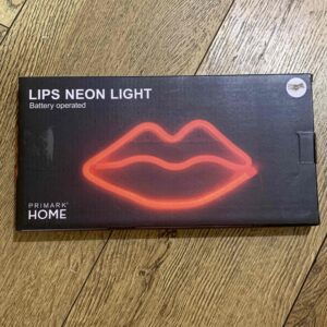 3968c1f4-f8de-40bf-8f0b-700f5254171c.jpg Нічник неоновий "LIPS/Губи" Primark (батарейки)