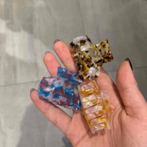 3fe57215-4d11-48bc-a2d0-47e12ffc5447.jpg Заколка/краб для волосся пластикова з кольоровими вкрапленнями 4 см