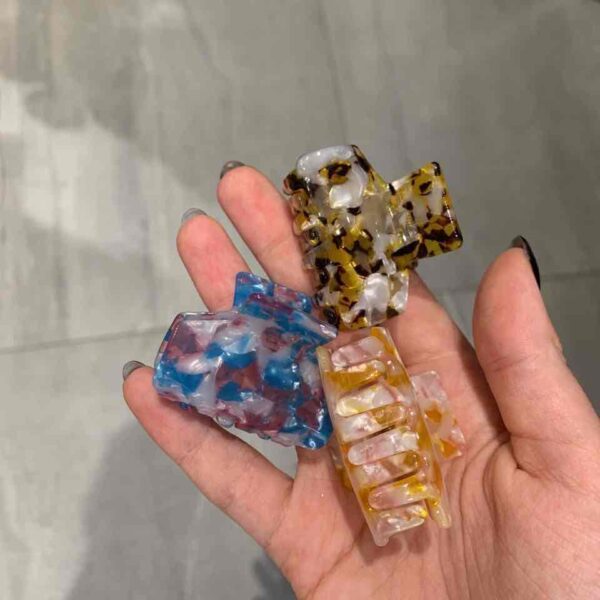 Заколка/краб для волосся пластикова з кольоровими вкрапленнями 4 см