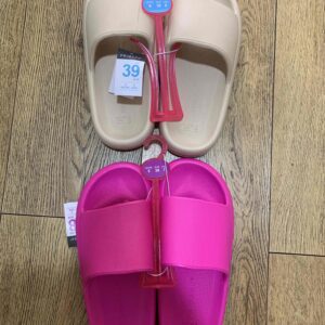 426463b9-aa0c-4752-9b7b-a286fa6f29d1.jpg Шльопанці жіночі резинові Primark об"ємні беж/фуксія/сині/жовті