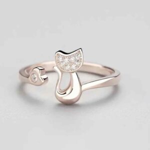 42d24e93-a2e5-463d-bb78-8a826de558be.jpg Каблучка жіноча металева «Котик» сидячий спиною зі стразами рожеве золото (8418)