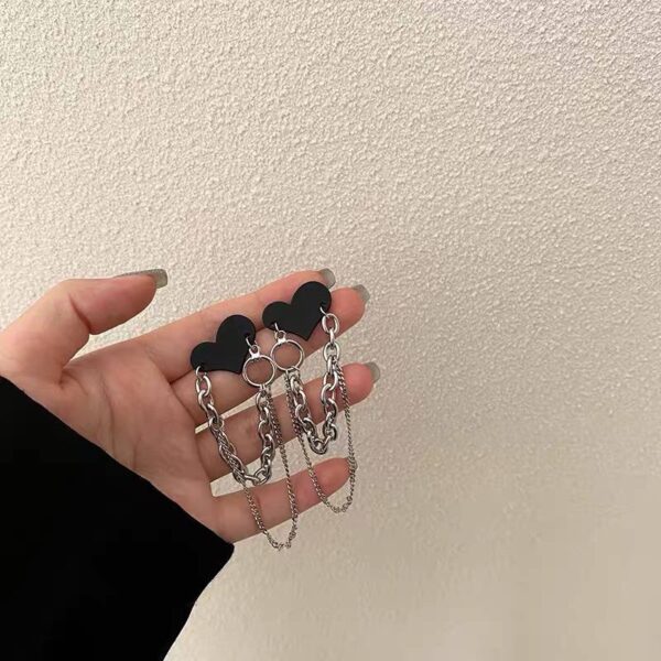 44e4c51f-01fe-427f-9750-5a29d6bb1ead.jpg Сережки "Серце" чорне з срібними ланцюжками підвісками (10711)