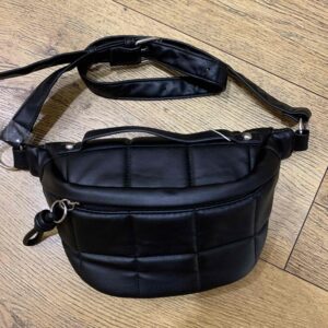 515c3c5b-8379-4d94-8f03-da17f0980a03.jpg Сумочка-Бананка Primark дута стьобана чорна