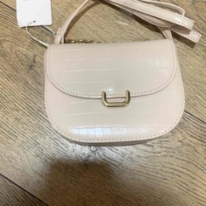 5287cb8c-f088-401c-95ef-79bf894561b4.jpg Сумочка-міні сідловидна Primark ефект крокодила молочна