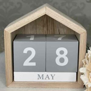 54f7fa30-1ebd-4ae5-9c52-3670ee5cb1c4.jpg Вічний календар дерев'яний «Будиночок» кубики (білий з сірим)