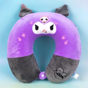 57b111b0-ae92-4fce-9561-7abf56dc7309.jpg Подушка дорожня U-подібна «Kuromi/ Куромі» піна меморі фіолетово-чорна