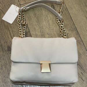 Сумочка Primark дута з ланцюжками та золотою застібкою молочна