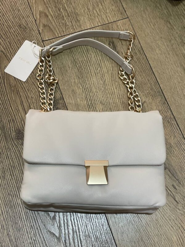 Сумочка Primark дута з ланцюжками та золотою застібкою молочна