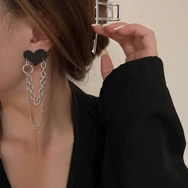 63c76e75-fba6-4d7d-b22e-bb024933b6ed.jpg Сережки "Серце" чорне з срібними ланцюжками підвісками (10711)