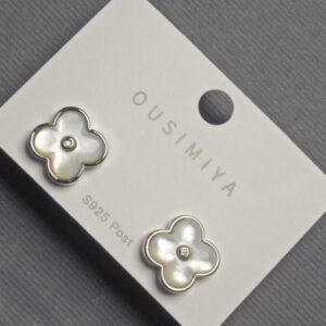 6545a0b1-81eb-4a63-b90e-b6c9614e2b2a.jpg Сережки-цвяшки "Конюшина" Перламутр сріблястий метал 12 мм