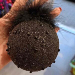 674b3fd9-9636-4b10-848e-2e182cec0342.jpg Ялинкова Куля Чорна з пір’ям 8 см