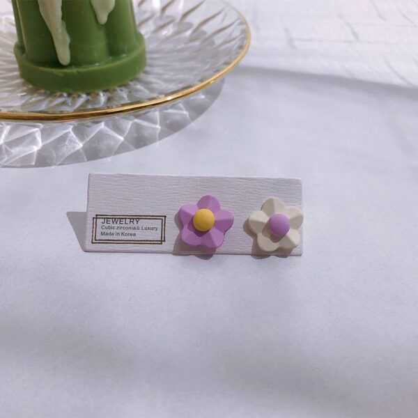 695e0190-e23b-4fb8-a45f-b3bf2c63cf18.jpg Сережки акрилові "Квіточки" лавандово-білі (10222)