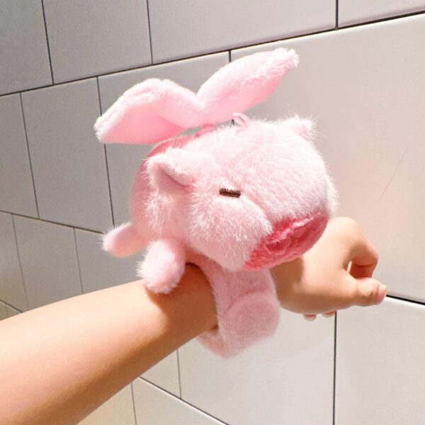 М’яка іграшка-браслет на руку "Капібара з крильцями"