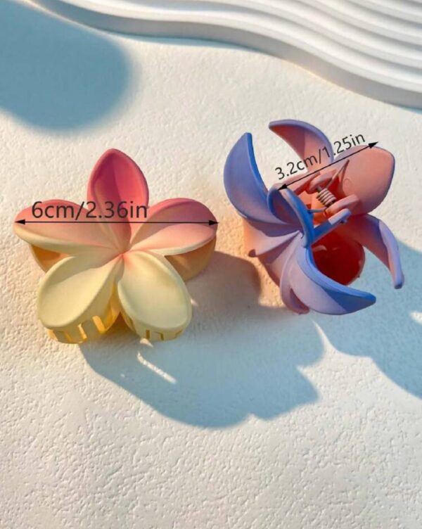 Заколка-краб для волосся «Тропічна квітка» M (6 см) матова мікс 1 шт