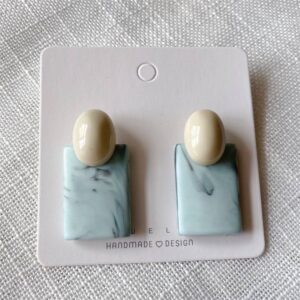 6bc25861-c86c-4edd-a908-77f4ece6f319.jpg Сережки акрилові геометричні блакитно-білі (8080)