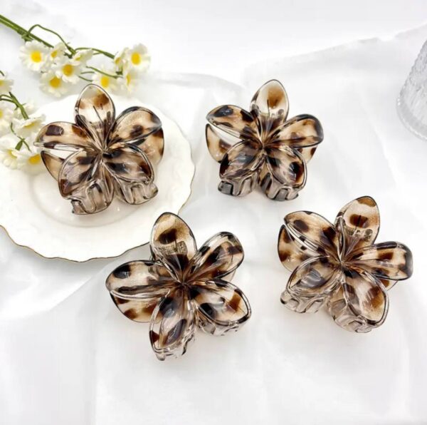 Заколка-краб для волосся «Тропічна квітка» M (6 см) "Леопардова" 1 шт