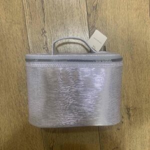 725e84fb-b8d6-476e-a5a3-eb4efb833f43.jpg Косметичка-кейс Primark овальна срібна