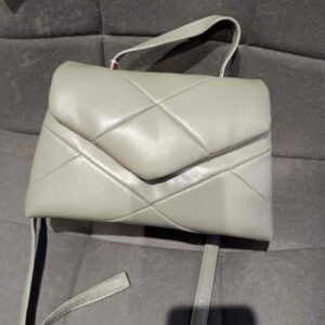 78567ffc-c336-42a2-ac32-5ae6cdfa57d2.jpg Сумочка-конверт Primark дута стьобана біла