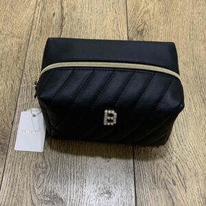 78ea6e8b-c7c7-486a-b627-5a432bf0f72c.jpg Косметичка об'ємна "Буква" Primark з еко-шкіри стьобана чорна