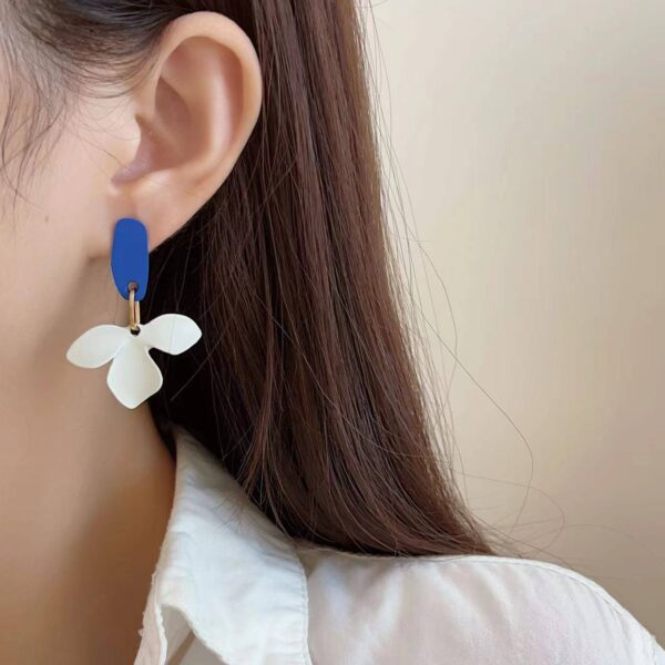 Сережки асиметричні "Квіти" сині/білі (10718)