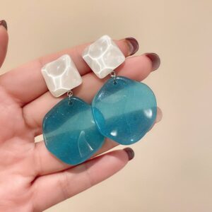 9b8b9c8d-881c-4cba-8ad2-725e5c25fb7f.jpg Сережки акрилові геометричні блакитні з білим (10688)