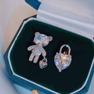 Сережки-моностиль з камінцем "Ведмедик-серце" кристальні (10231)