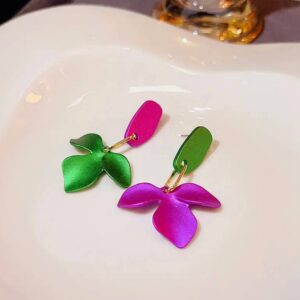 9f81ff0e-92f9-4d7f-b3d9-55a26680f6d3.jpg Сережки асиметричні "Квіти" фуксія/зелені (8514)
