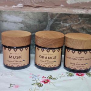 Свічка ручної роботи Svichochka в темному склі з деревʼяною кришкою 100 мл