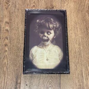 Декор на Хелловін "Картина Дівчинка-Привид" Tiger