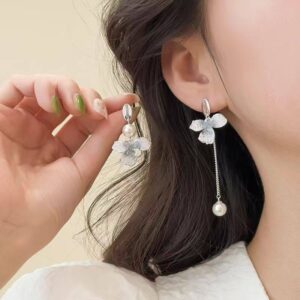 ac11c8c7-c4c7-4db5-b5f4-58520ed6217b.jpg Сережки асиметричні "Квіти" з блакитними кристалами та підвіскою (10642)