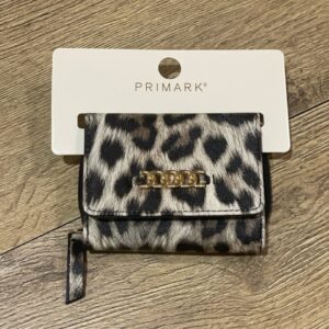 b5868c84-15f8-4c34-9275-5bf82a2c5ad7.jpg Гаманець Primark компактний з деталлю "ланцюжок" леопардовий