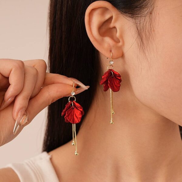 Сережки-люстри металеві "Пелюстки" з підвісками червоні (10701)