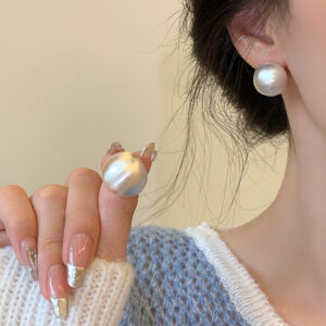 Сережки "Круглі опуклі" білі перламутрові (7437)