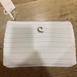 c3c27672-cbd8-4e2d-98c5-f74c58b94fa5.jpg Косметичка-клатч рельєфна Primark біла