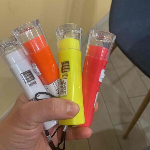 Ліхтарик на батарейках білий/жовтий/оранж/червоний